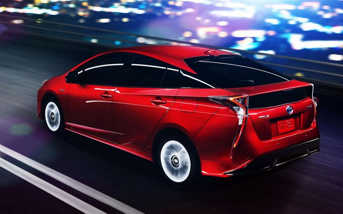 Tre quarti posteriore della Nuova Toyota Prius 2016