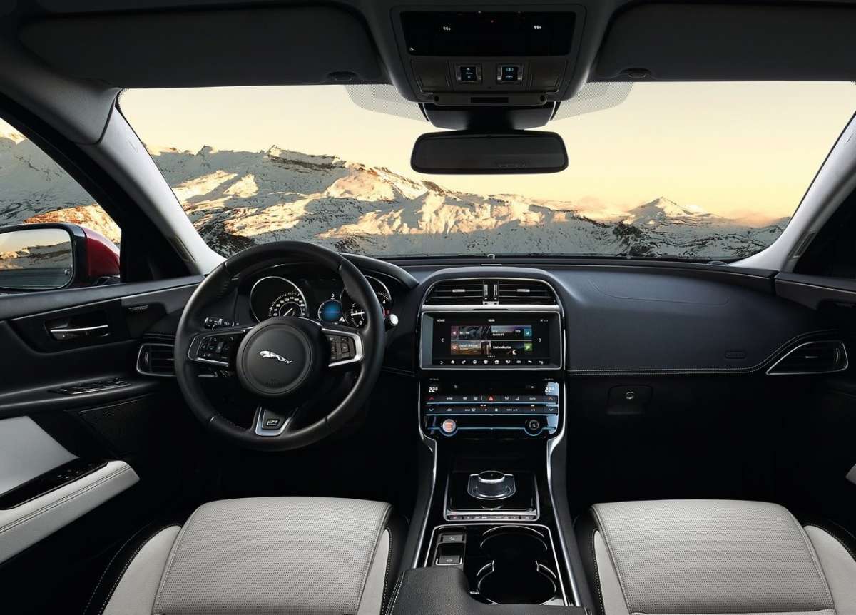 Interni della Jaguar XE AWD