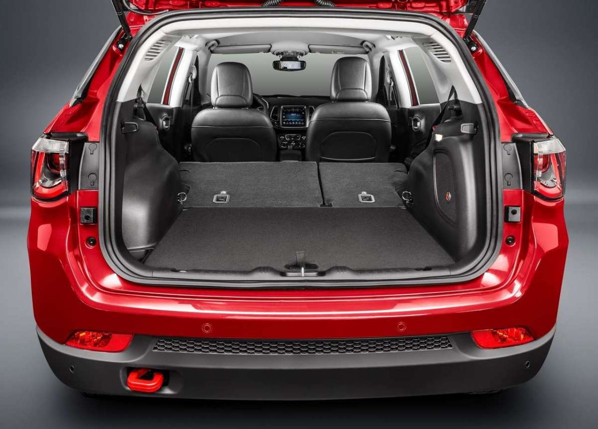 Jeep Compass: Baule con sedili abbattuti