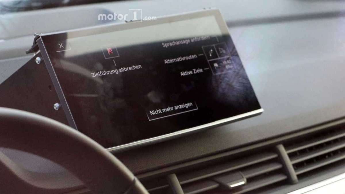 Foto spia di Audi Q8 infotainment