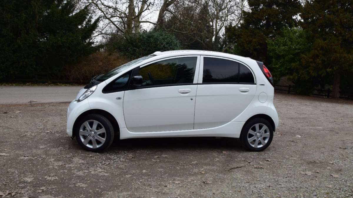 Peugeot iOn fiancata