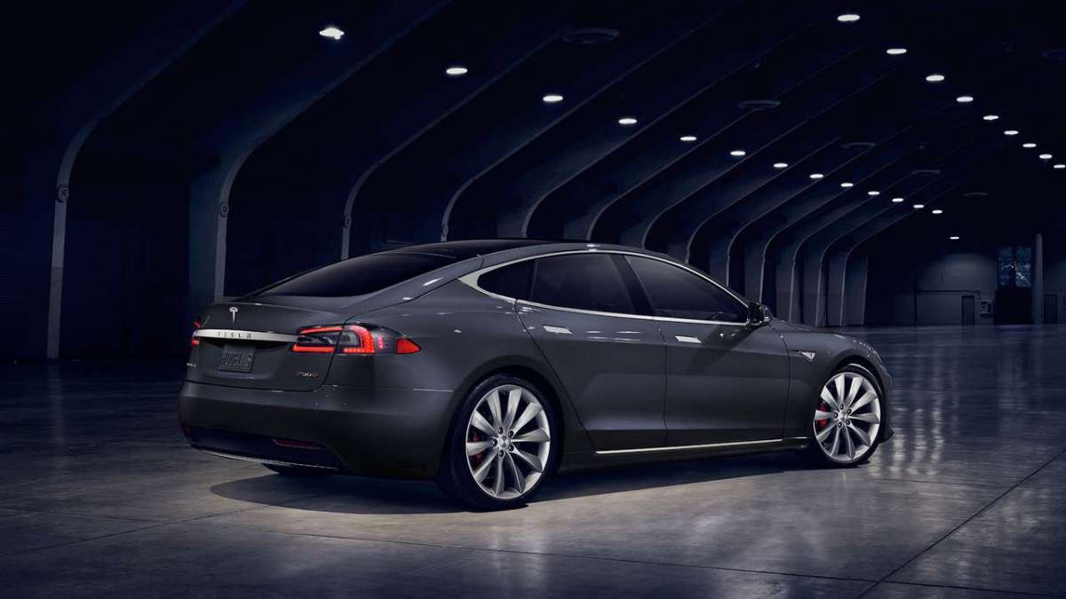 Tesla Model S fiancata