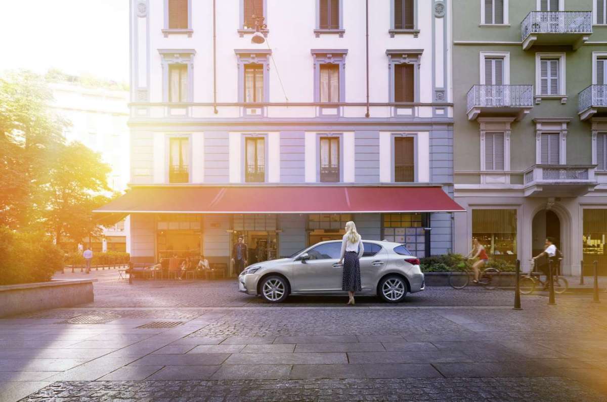 Laterale della berlina compatta