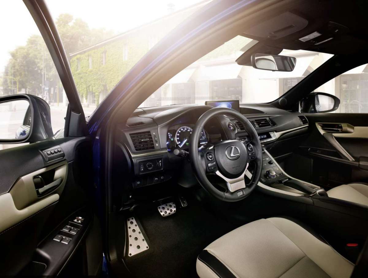 Plancia Lexus CT 200h 2018 restyling