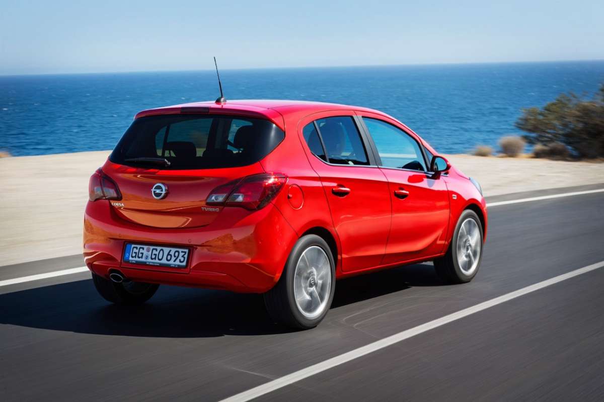 Colore rosso su cinque porte Opel Corsa