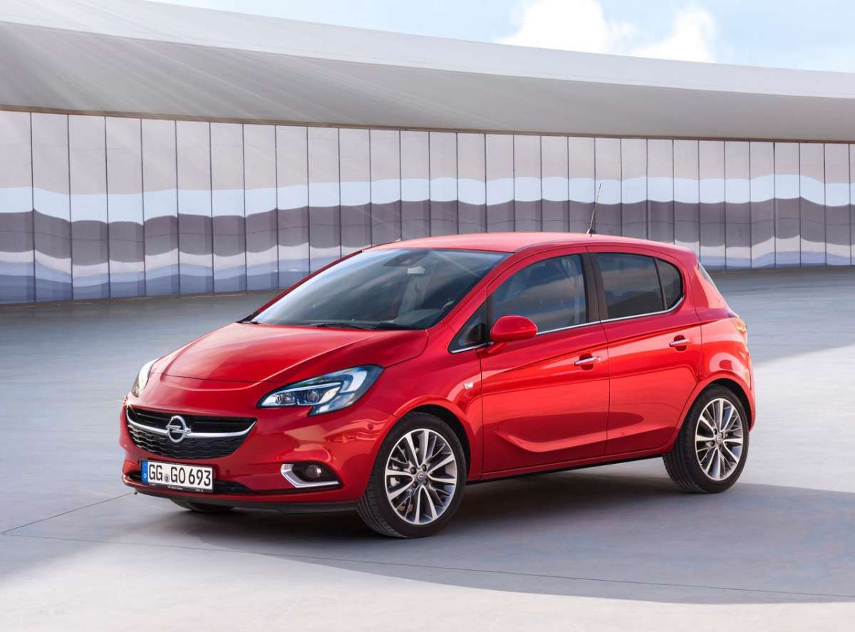 Tre quarti anteriore della tedesca Opel Corsa