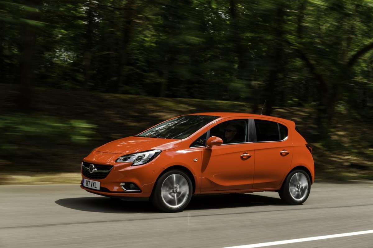 Vista della fiancata nuova Opel Corsa 2018