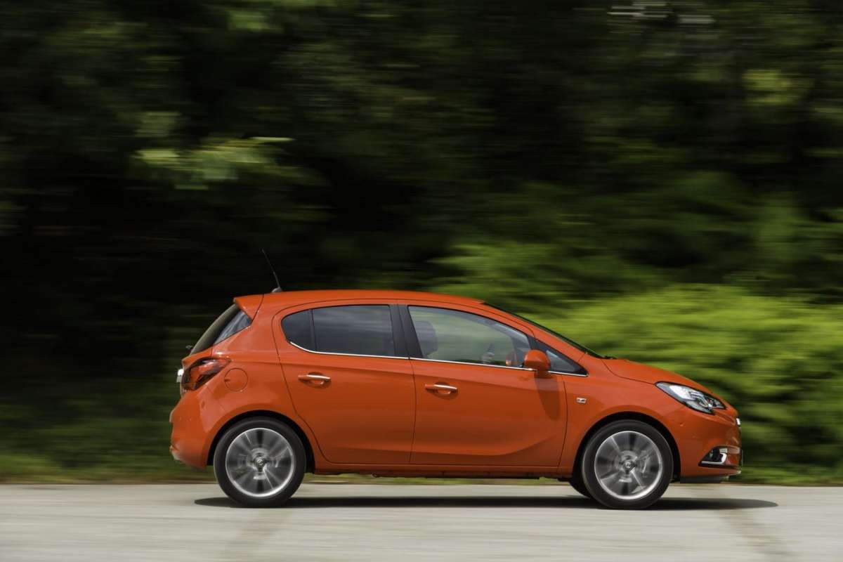 Vista di fianco nuova Opel Corsa 2018