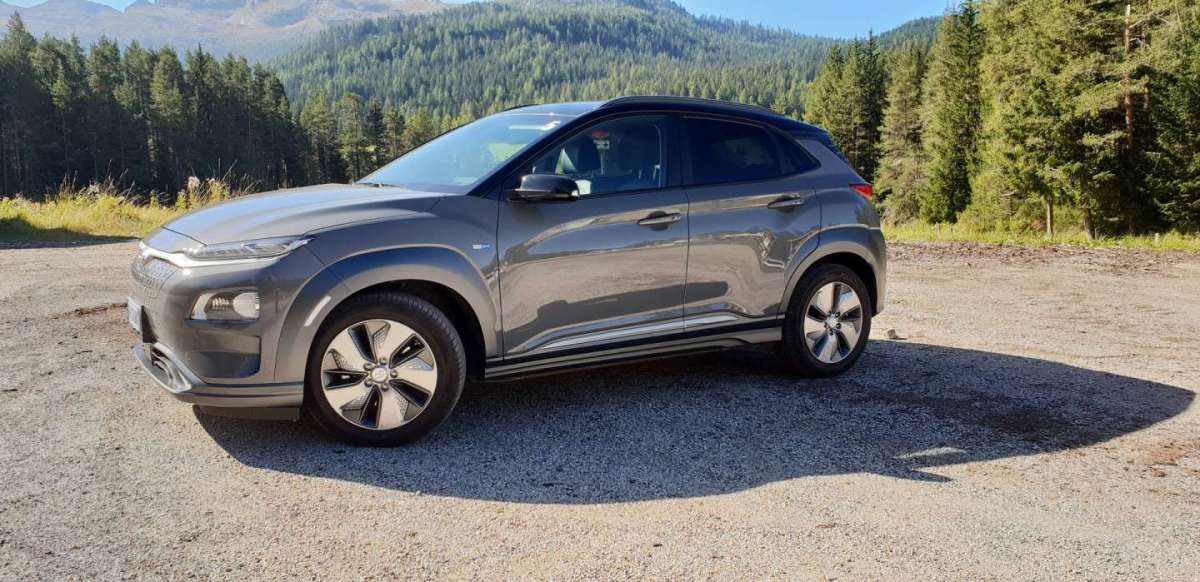 Hyundai Kona Electric angolo avanti