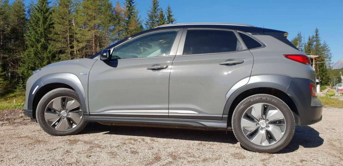 Hyundai Kona Electric di profilo