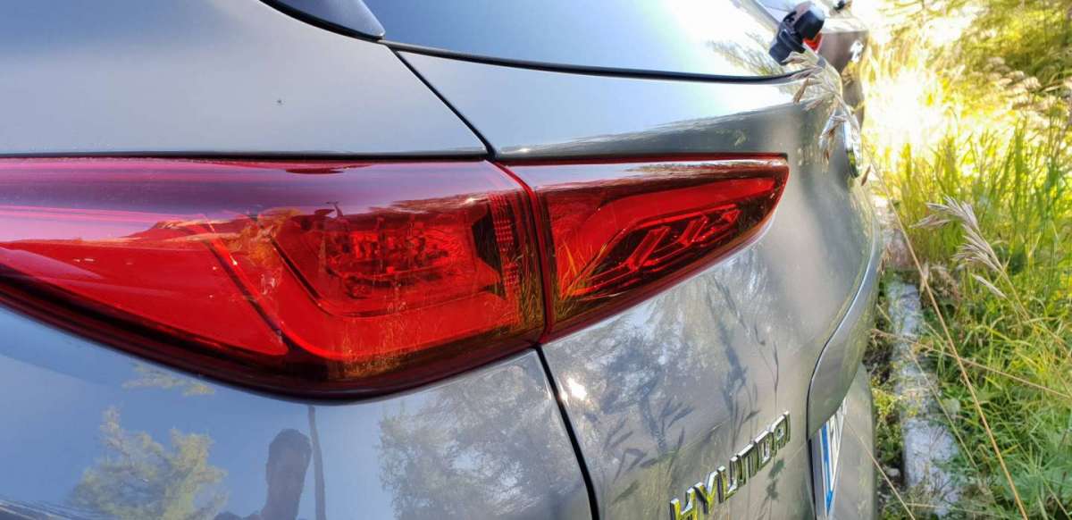 Hyundai Kona Electric fari posteriori