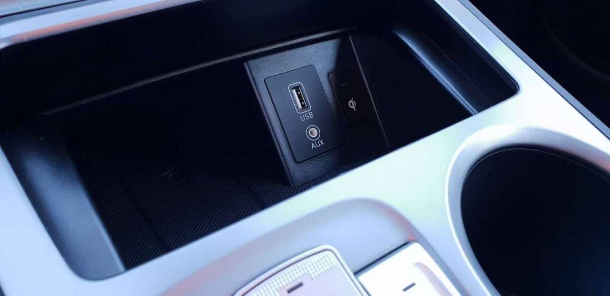 Hyundai Kona Electric ricarica USB