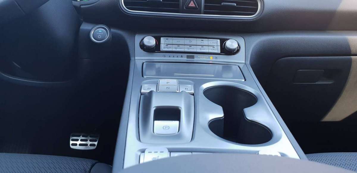 Hyundai Kona Electric tunnel con comandi