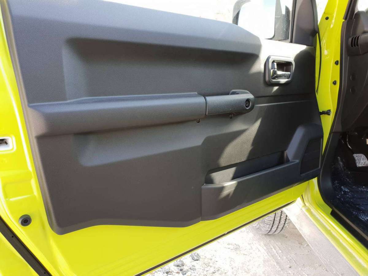 Suzuki Jimny 2018 interno porta