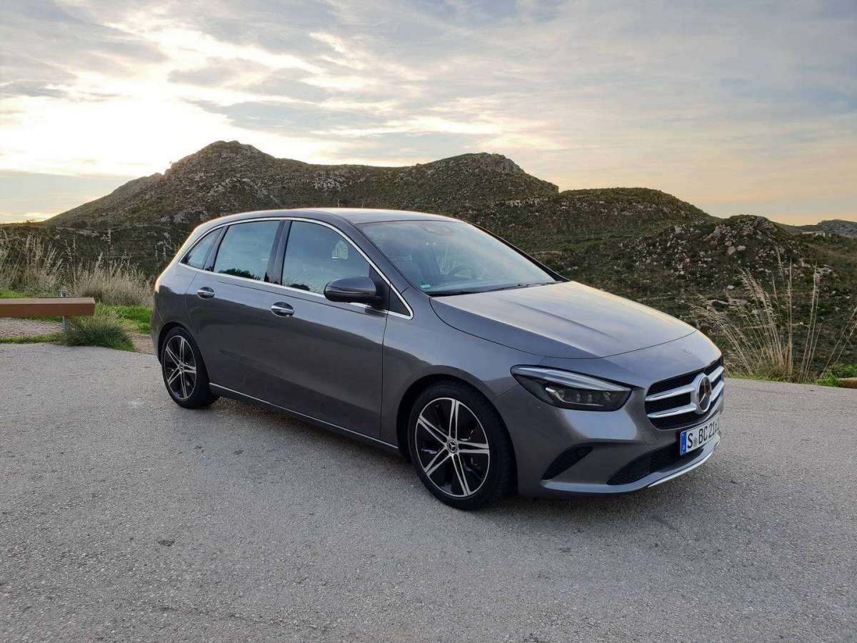 Mercedes Classe B angolo avanti