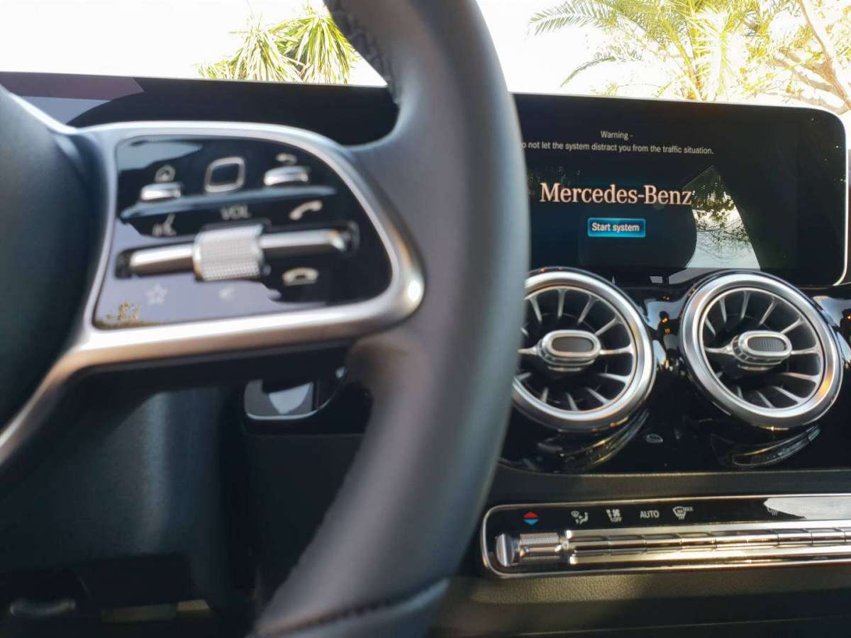 Mercedes Classe B comandi al volante