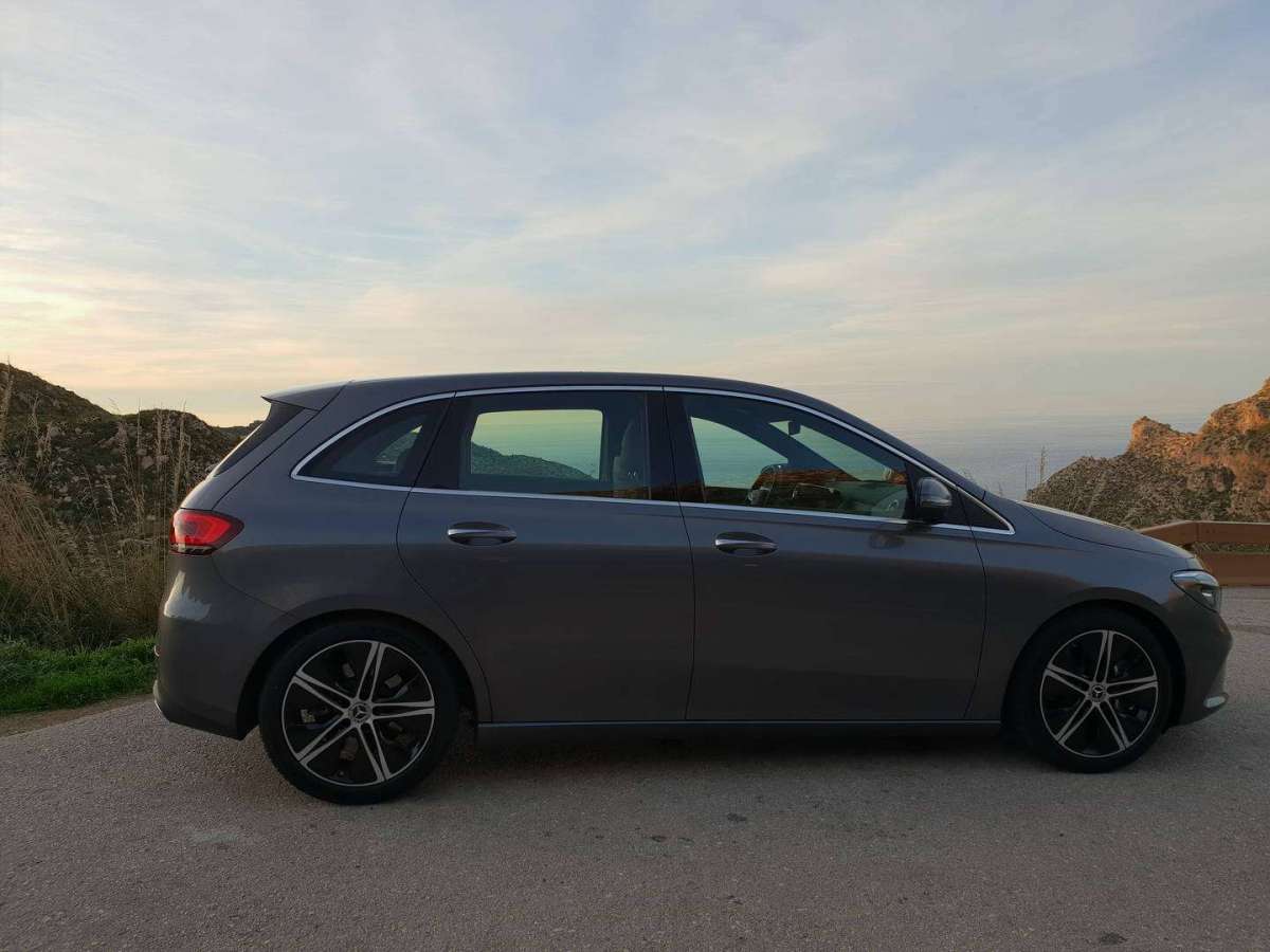 Mercedes Classe B di profilo