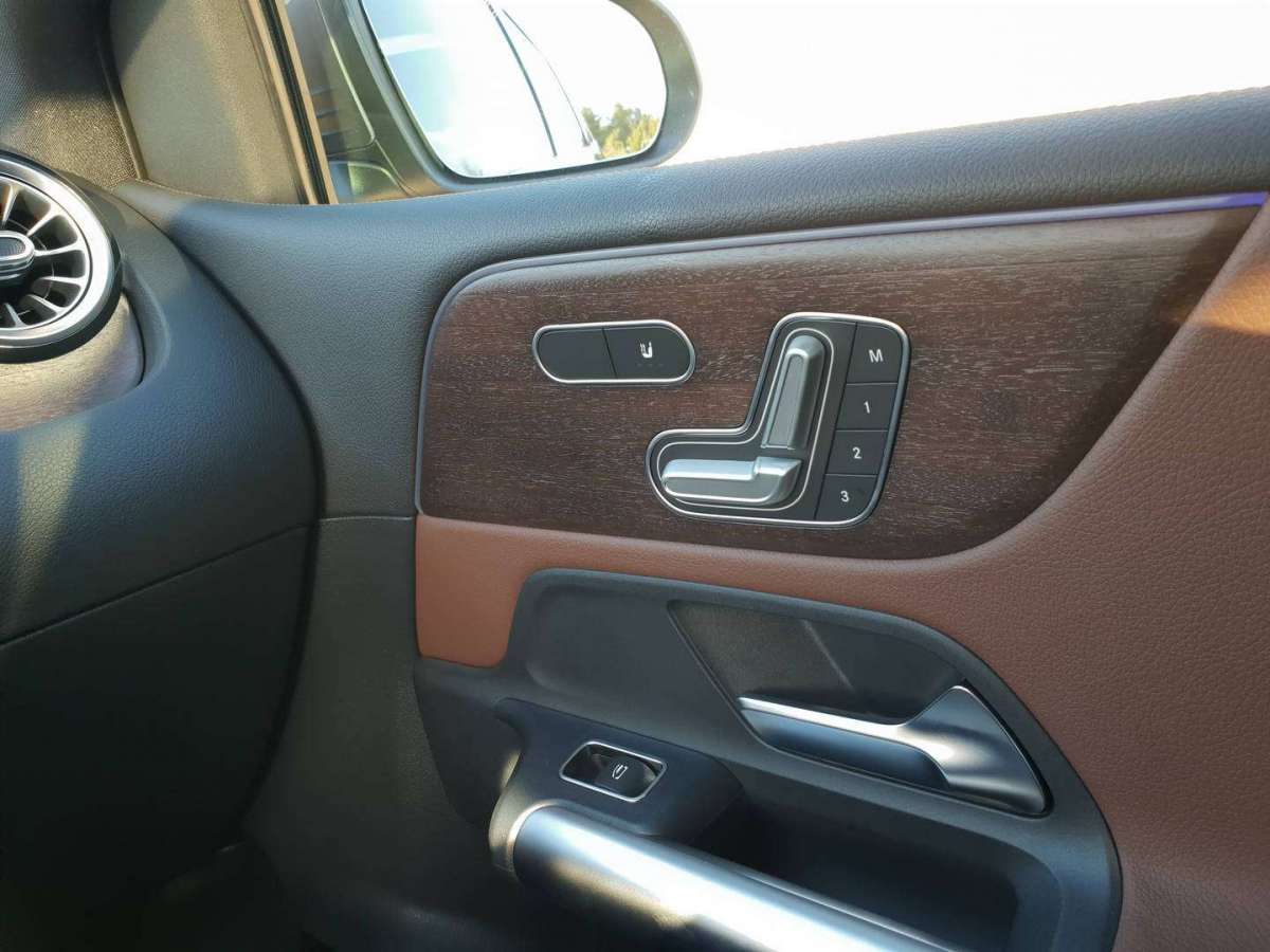 Mercedes Classe B interni porta