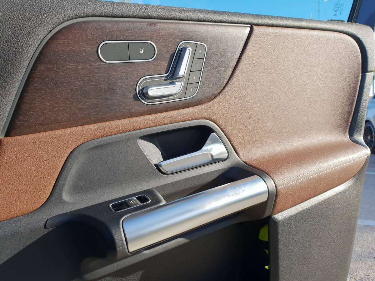 Mercedes Classe B interno porta