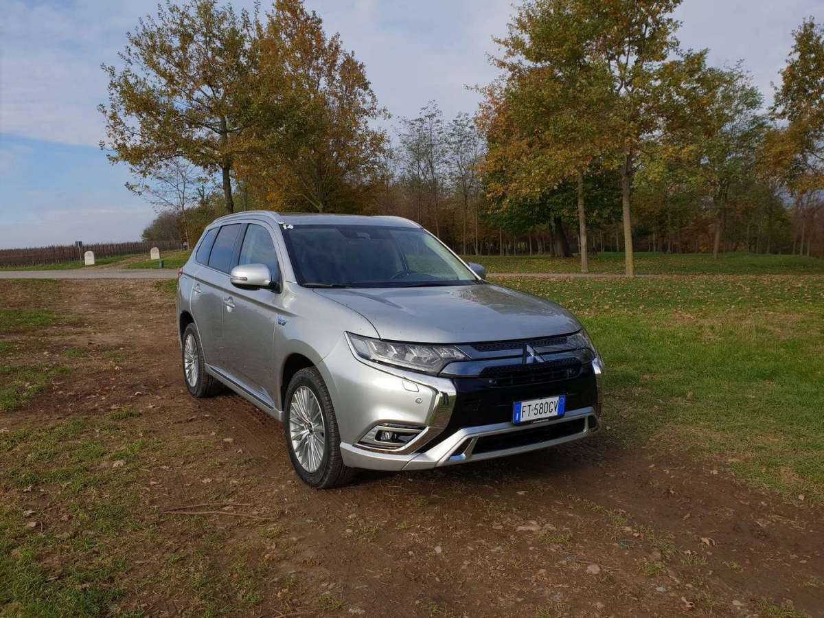 Mitsubishi Outlander PHEV 2019 angolo avanti