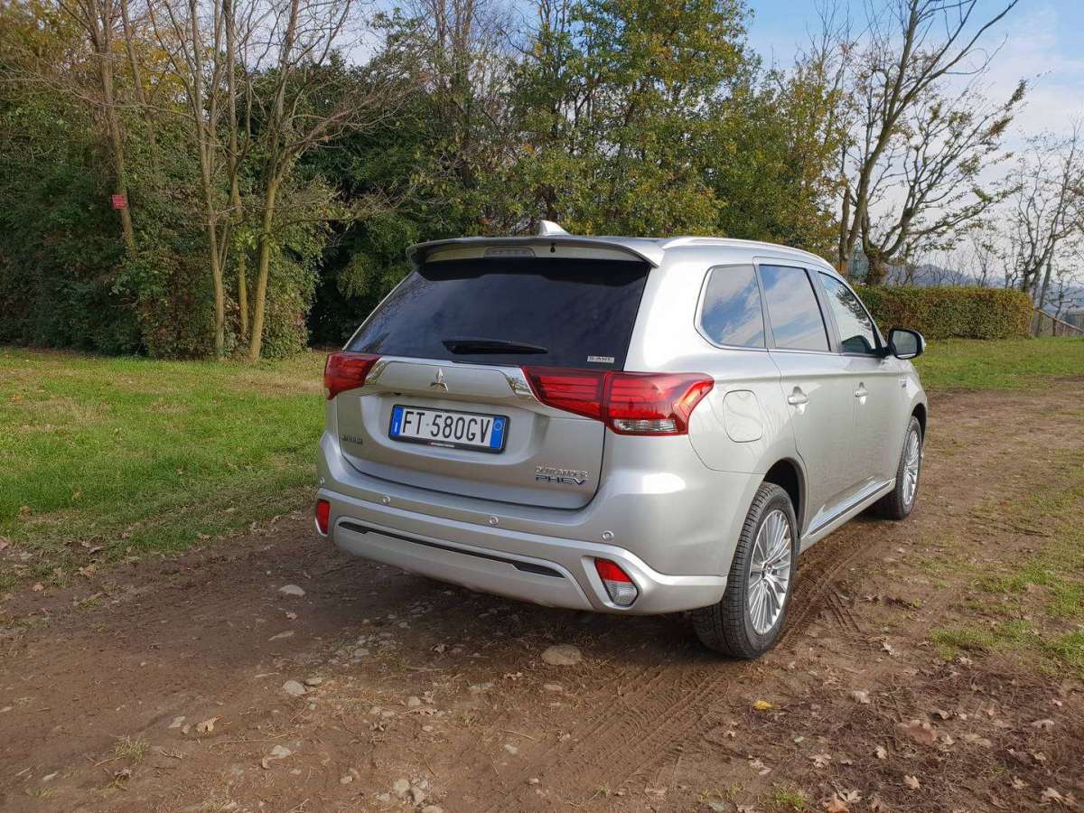 Mitsubishi Outlander PHEV 2019 angolo dietro