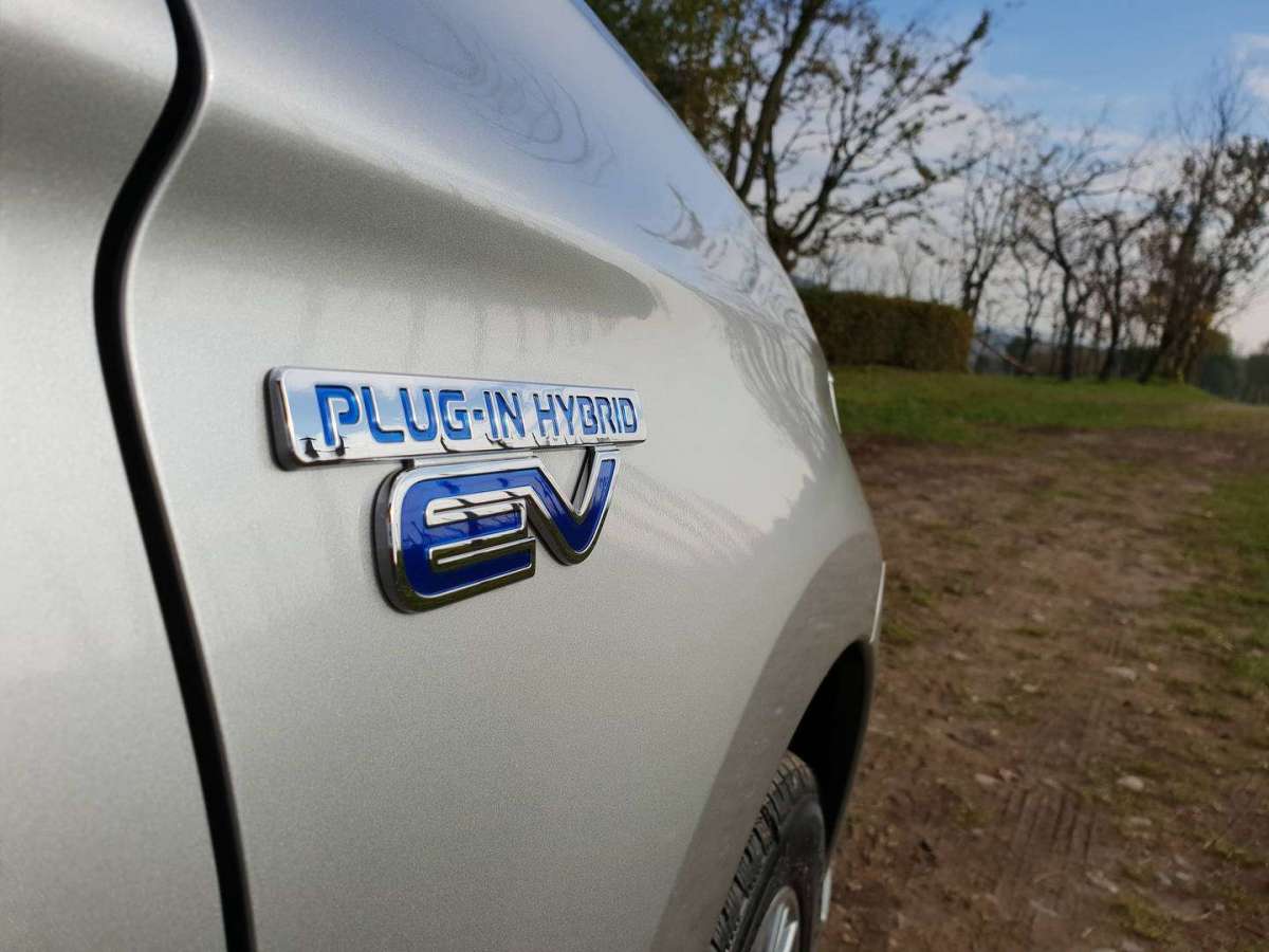 Mitsubishi Outlander PHEV 2019 badge dietro passaruota