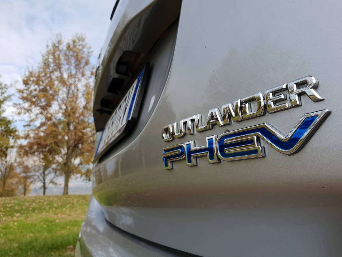 Mitsubishi Outlander PHEV 2019 badge posteriore