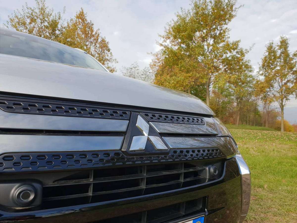 Mitsubishi Outlander PHEV 2019 calandra