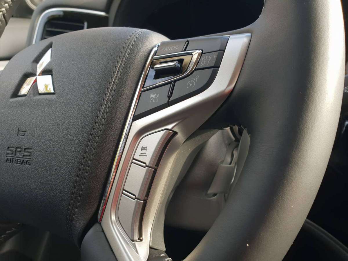Mitsubishi Outlander PHEV 2019 comandi al volante