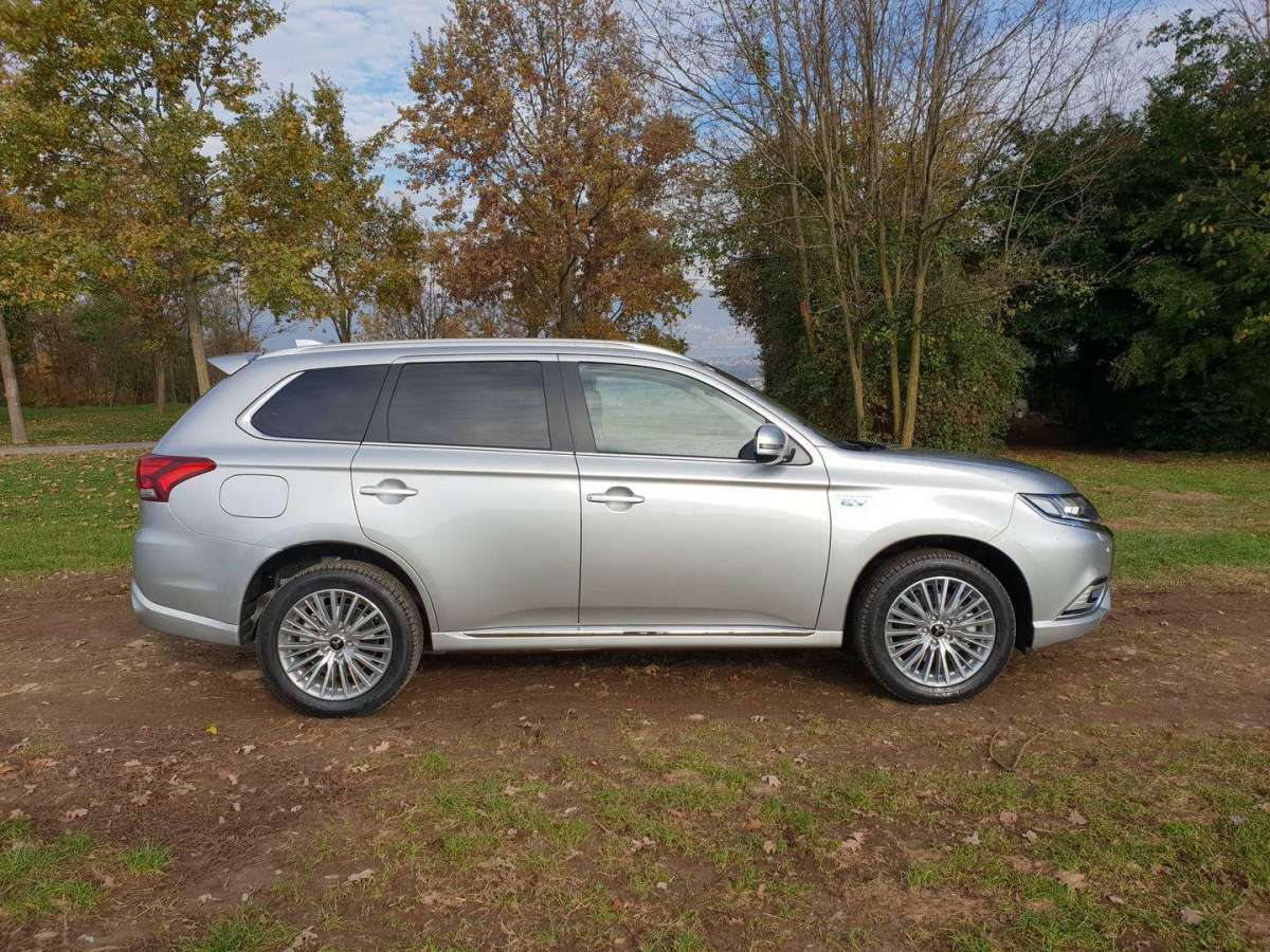 Mitsubishi Outlander PHEV 2019 di profilo
