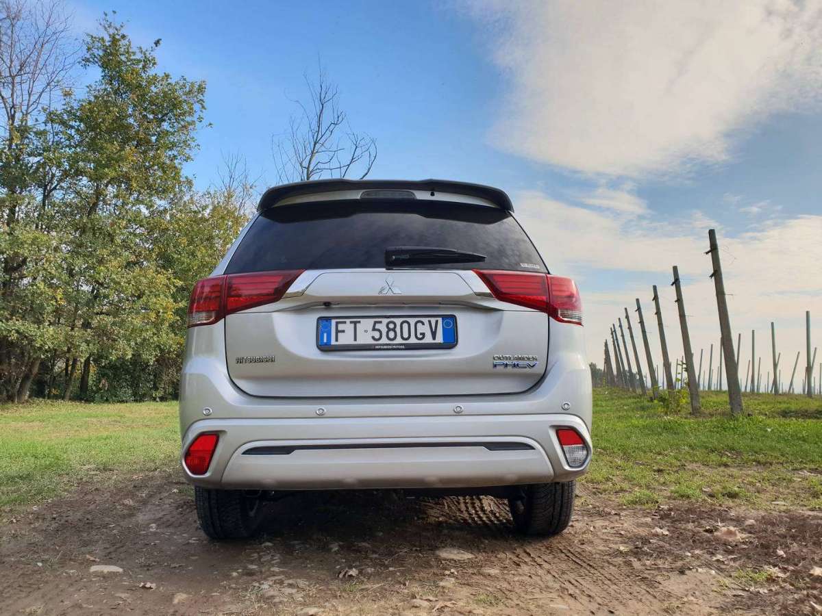 Mitsubishi Outlander PHEV 2019 dietro