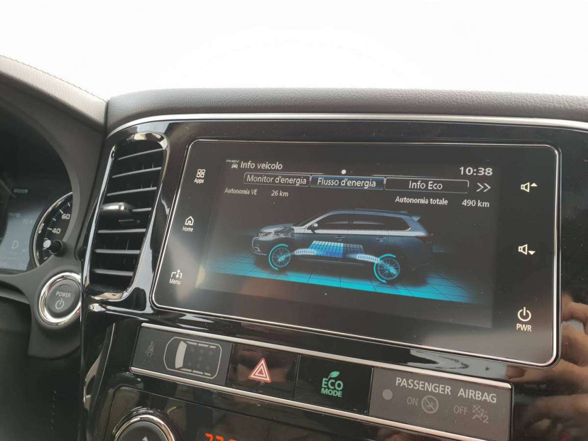 Mitsubishi Outlander PHEV 2019 infotainment