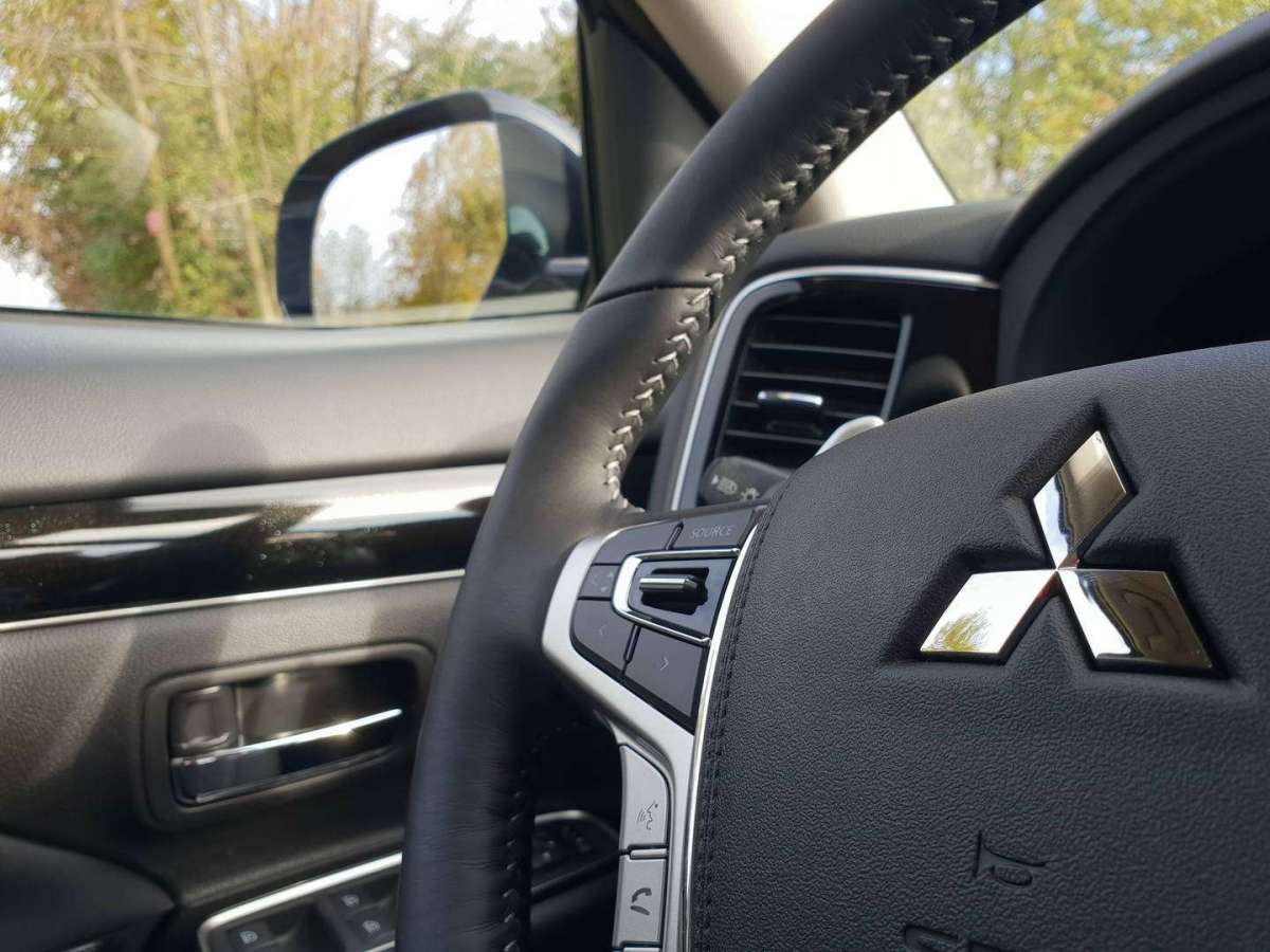 Mitsubishi Outlander PHEV 2019 logo su volante