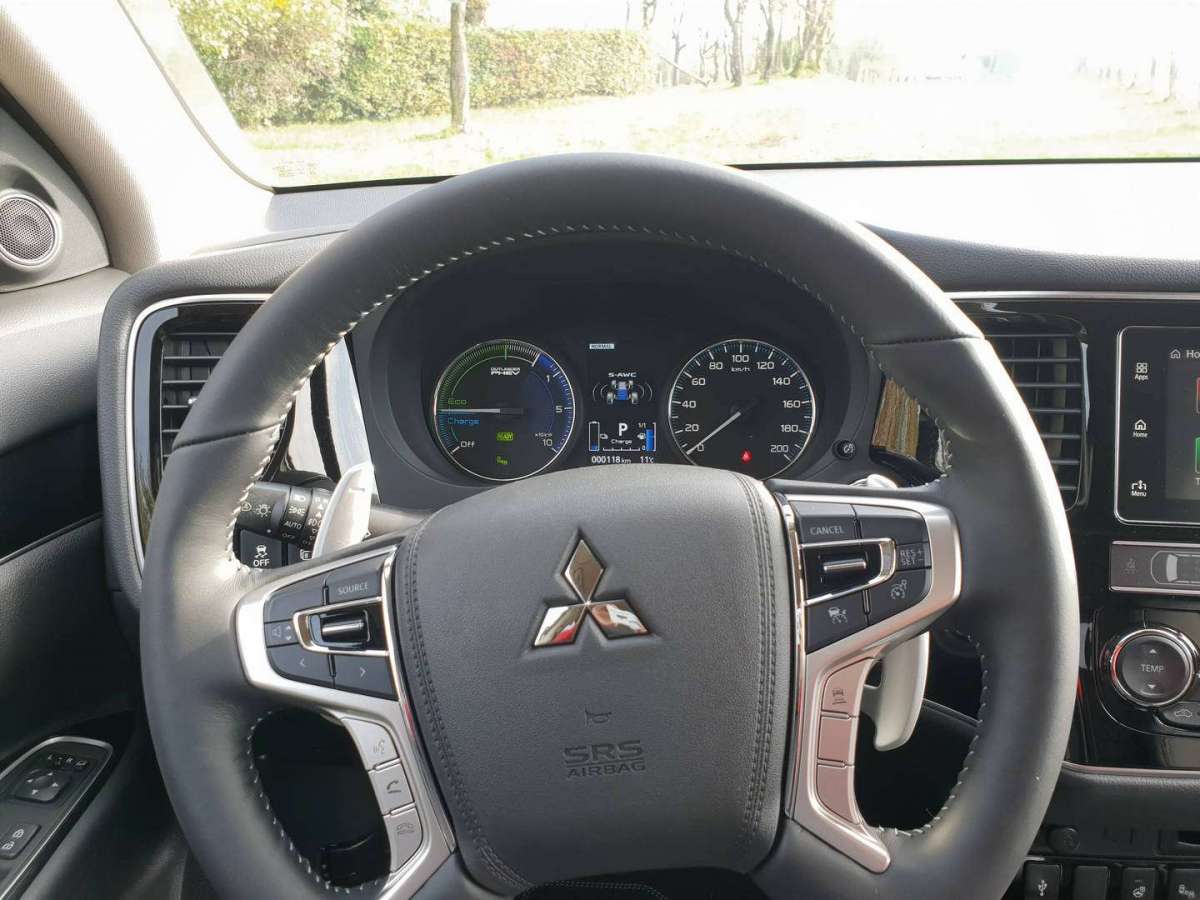 Mitsubishi Outlander PHEV 2019 posto di guida
