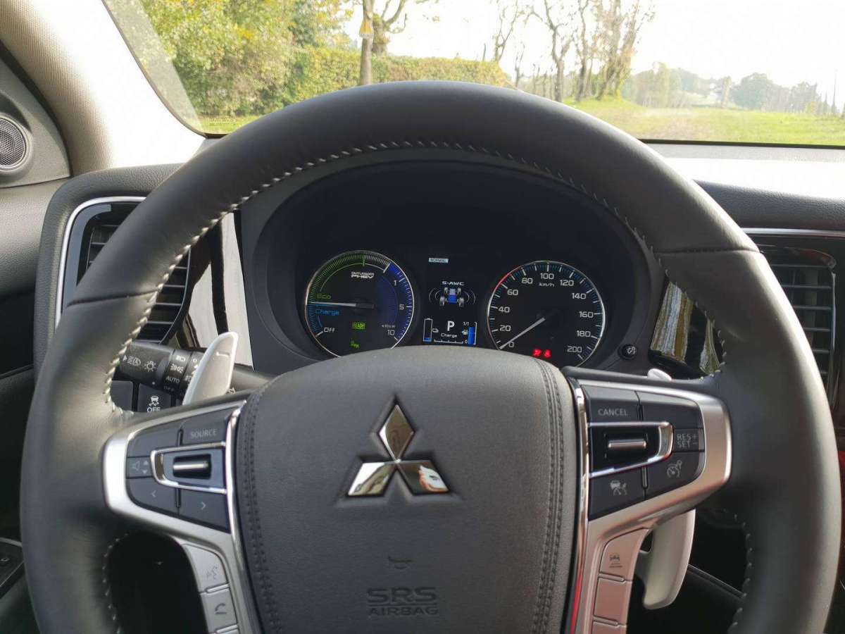 Mitsubishi Outlander PHEV 2019 strumentazione