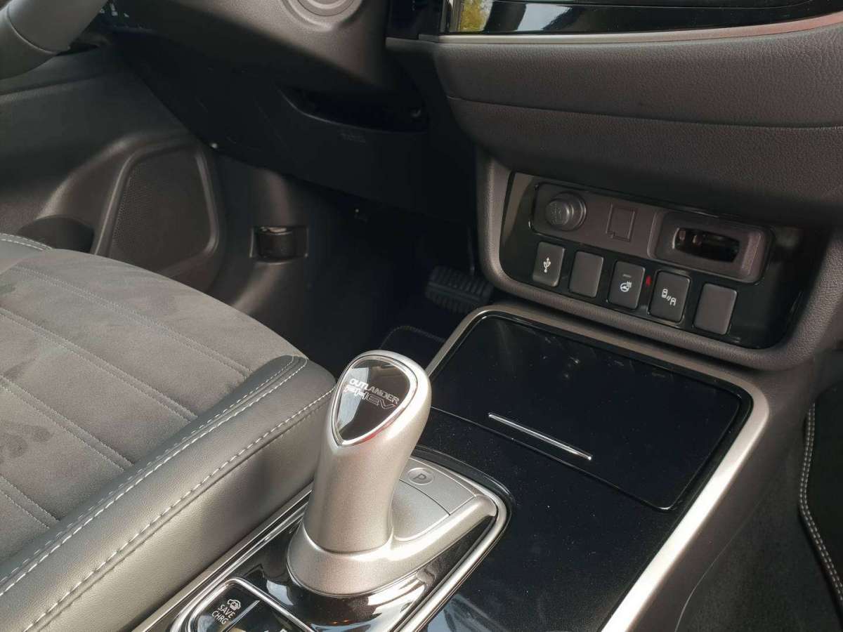 Mitsubishi Outlander PHEV 2019 tunnel centrale