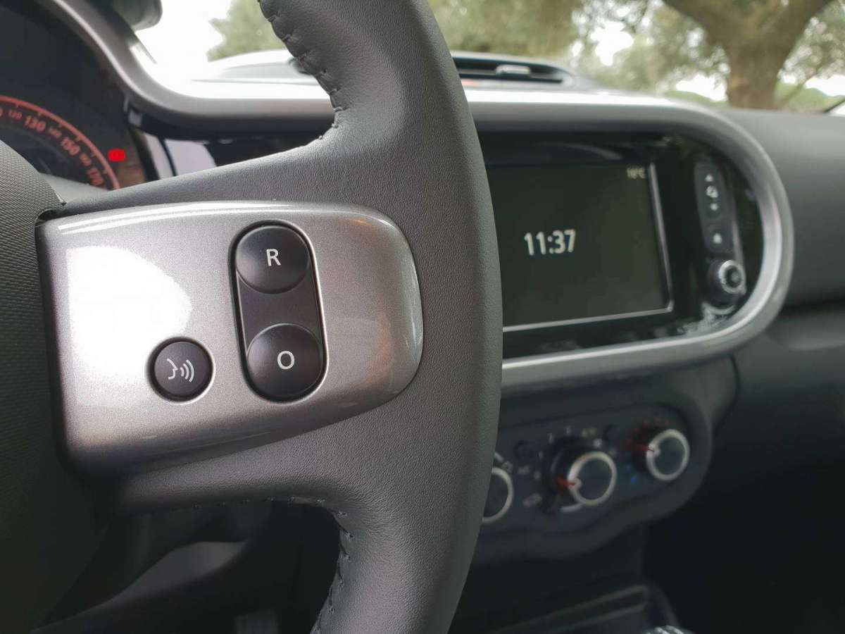 Renault Twingo Duel GPL comandi al volante