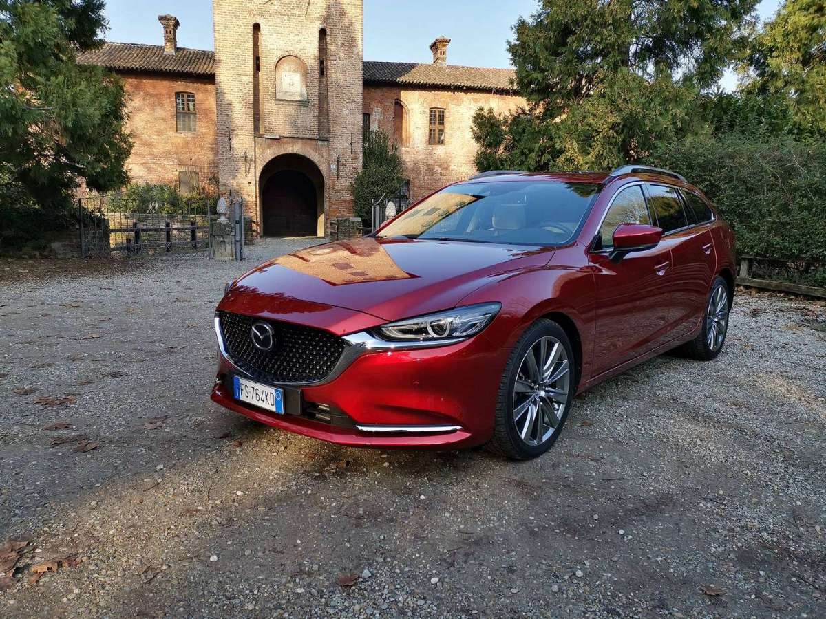 Mazda 6 Station Wagon angolo avanti