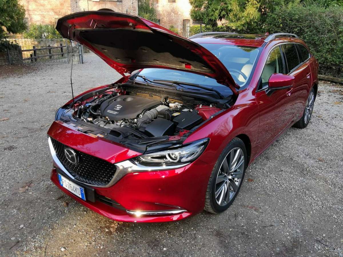 Mazda 6 Station Wagon con cofano alzato