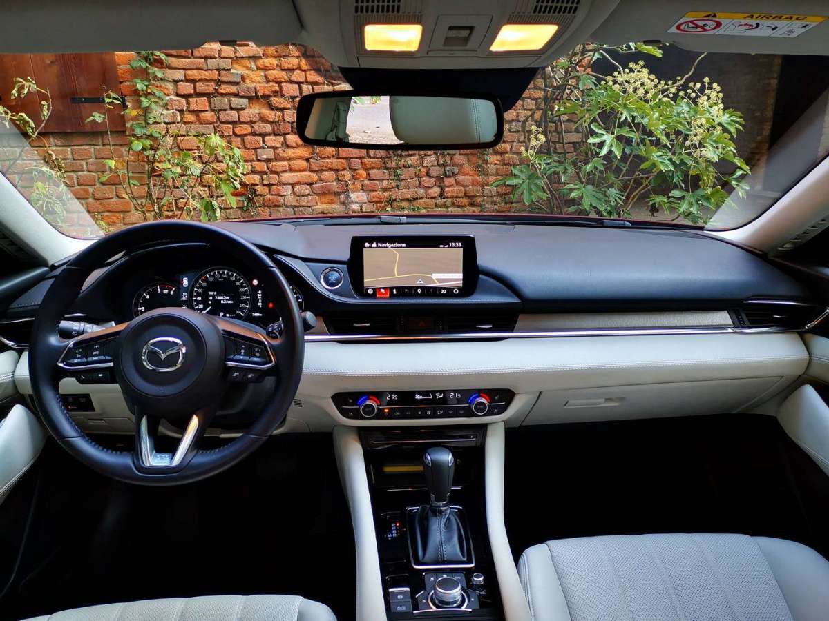 Mazda 6 Station Wagon dentro