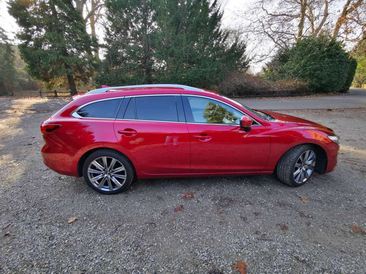 Mazda 6 Station Wagon di profilo