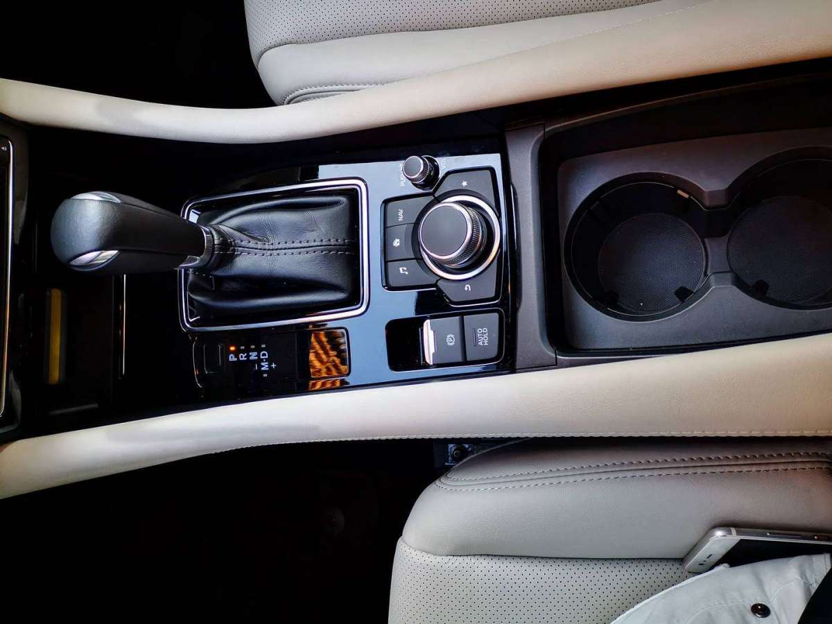 Mazda 6 Station Wagon tunnel centrale