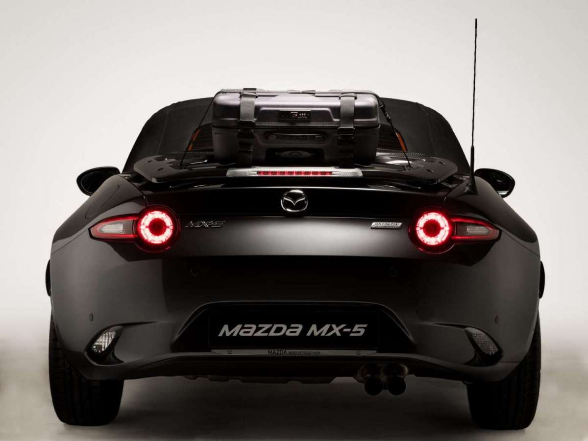 Mazda MX-5 Grand Tour posteriore con valigia