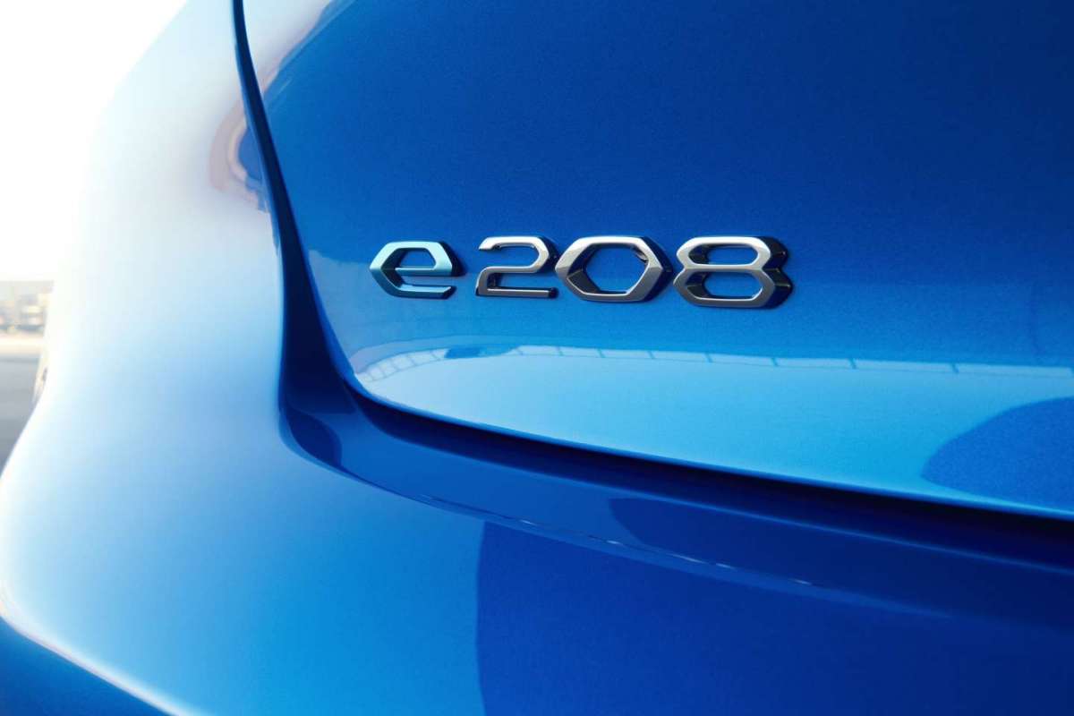 Peugeot 208 al Salone di Ginevra 2019 badge elettrico