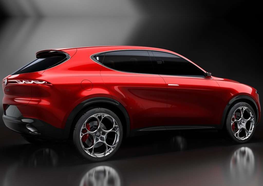 Alfa Romeo Tonale di lato dietro