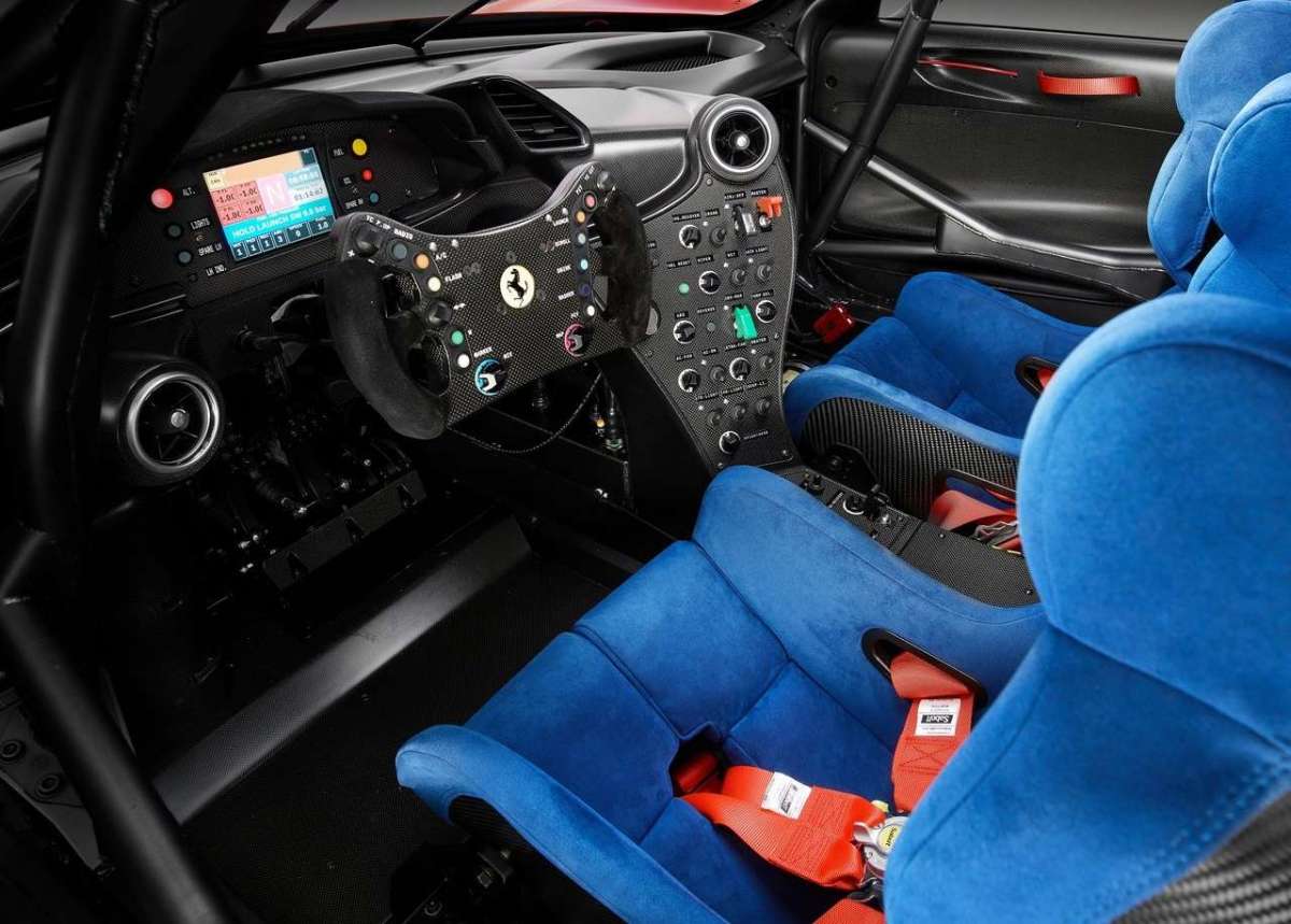 Ferrari P80C abitacolo