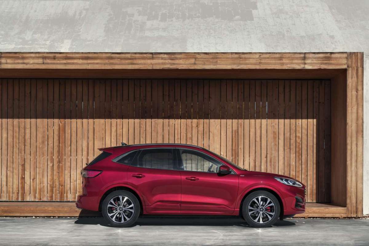 Ford Kuga 2020 di lato
