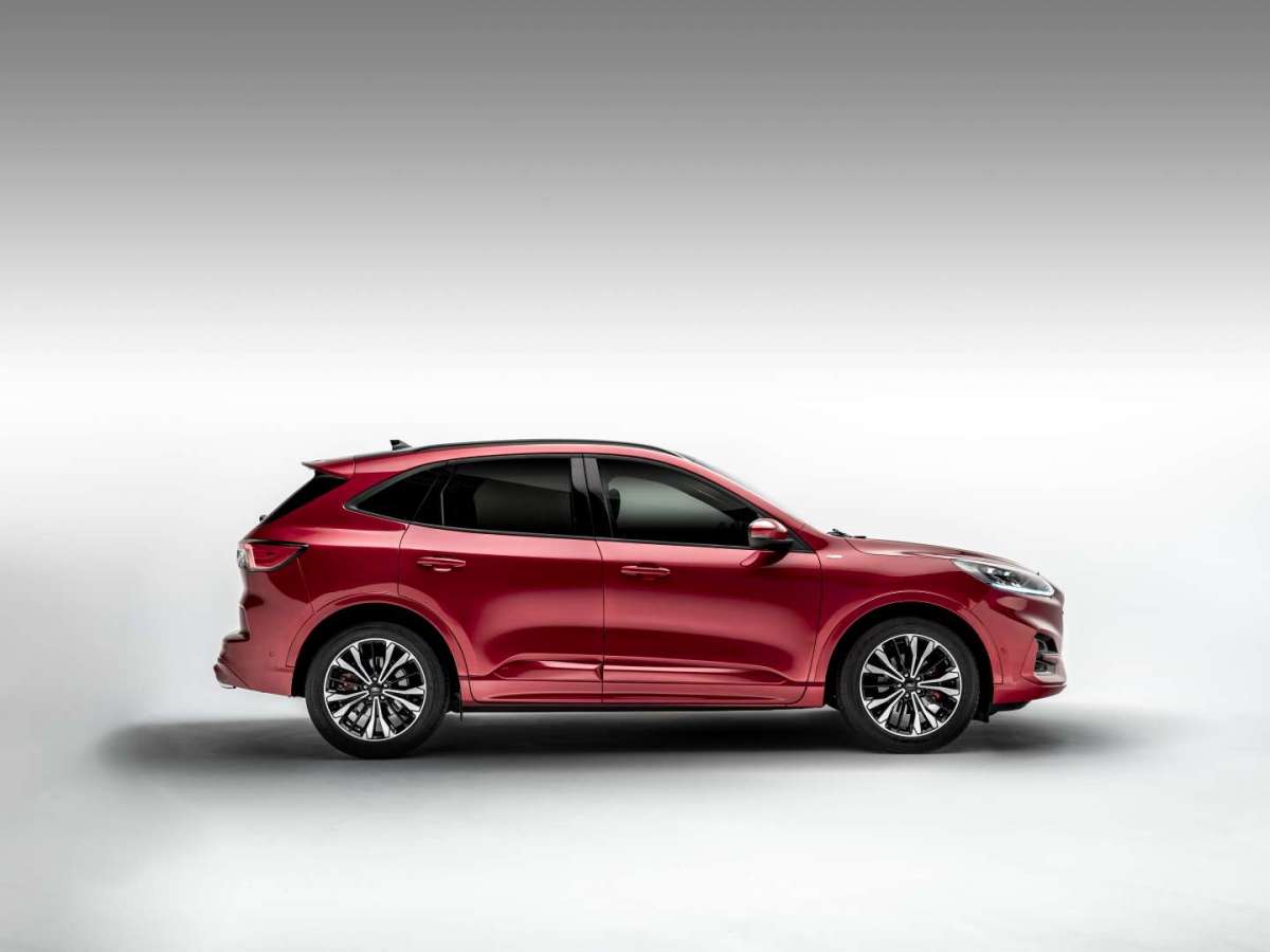 Ford Kuga 2020 di profilo