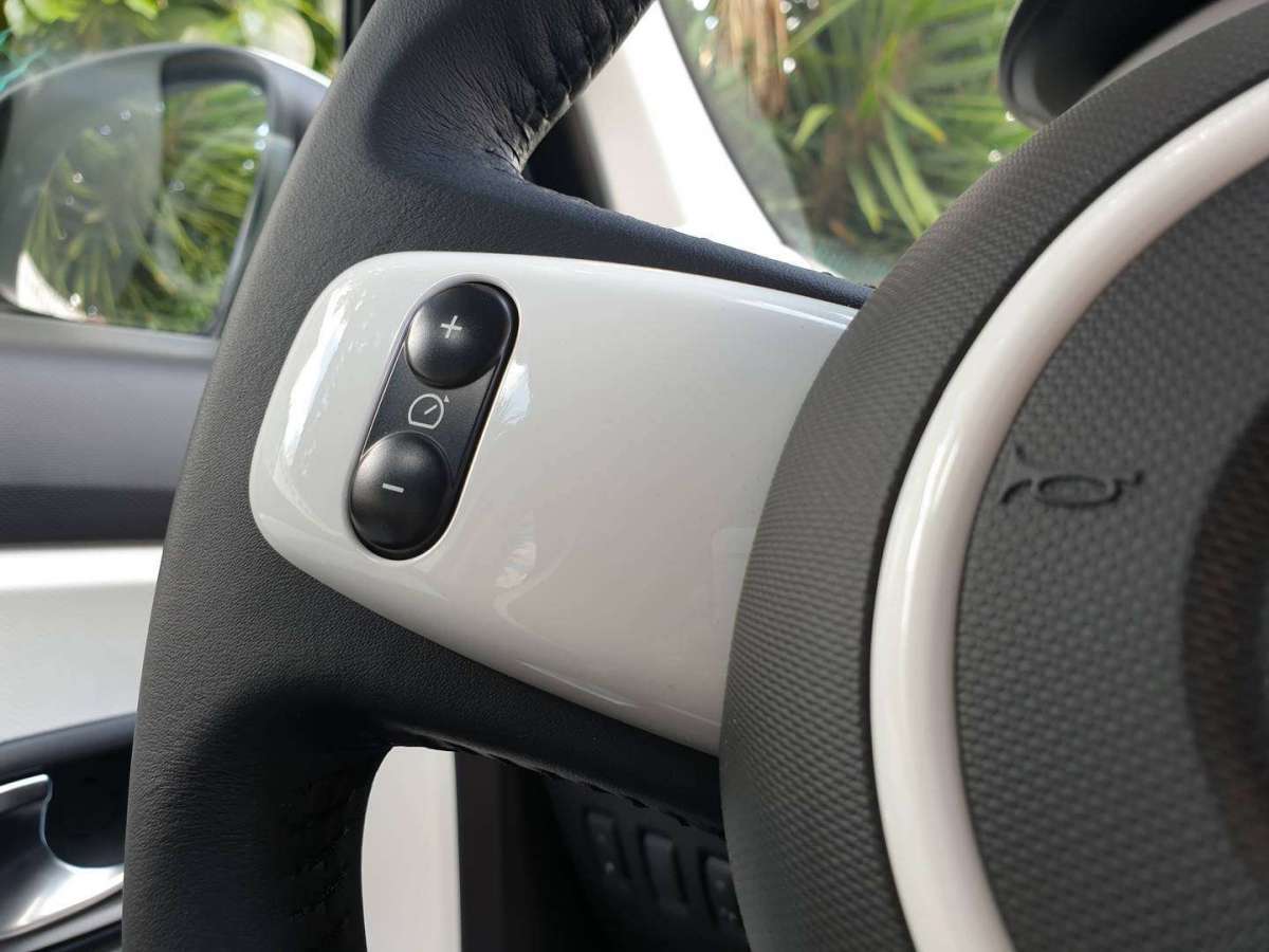 Renault Twingo comandi al volante