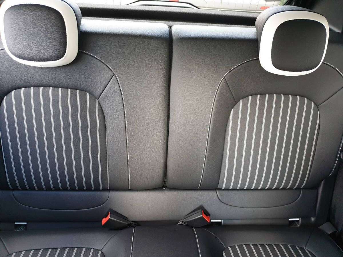 Renault Twingo posti dietro